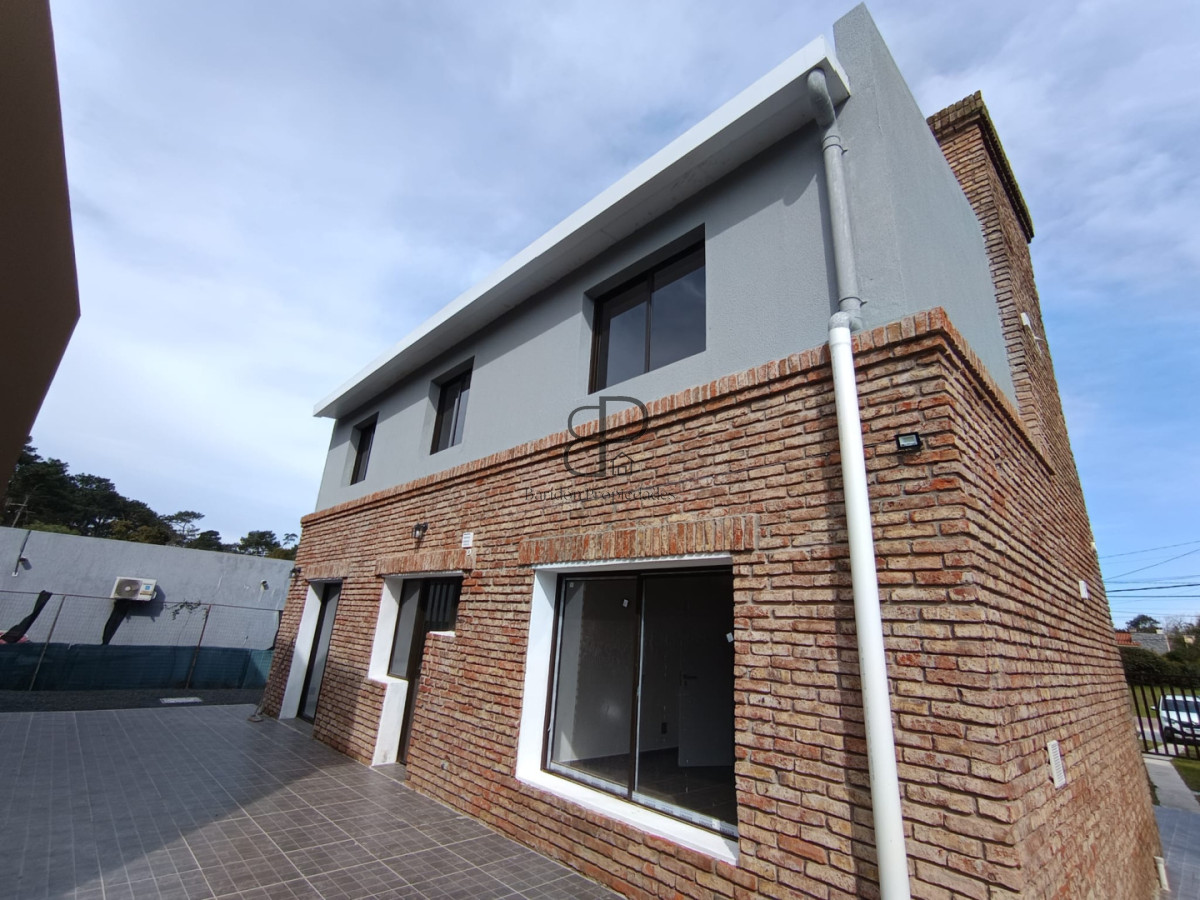 Casa ID.6884 - Venta Casa a Estrenar 5 Dormitorios Lomas de Solymar parrillero