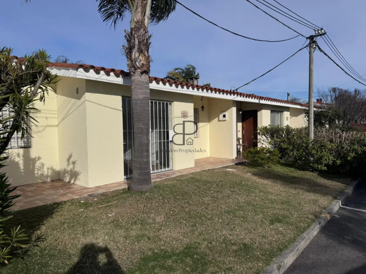 Casa ID.6904 - Alquiler en Complejo Cerrado Carrasco 4 Dormitorios y Cochera