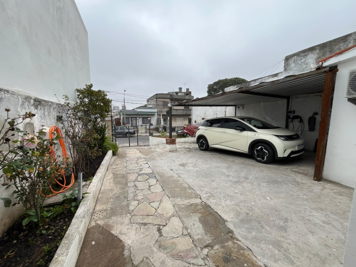 Casa ID.6657 - Venta Casa 4 Dormitorios La Blanqueada con patio y cochera