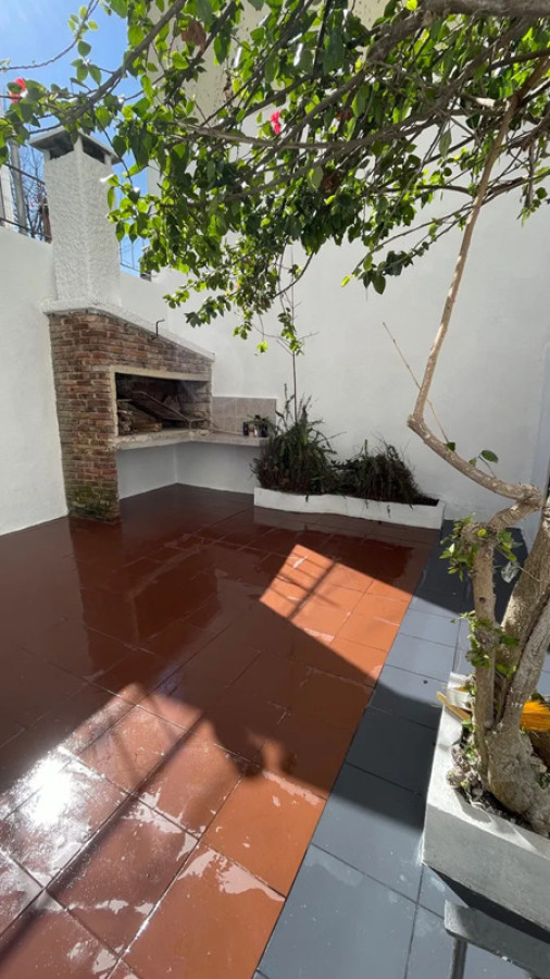 Casa ID.5545 - Venta Casa Reformada 4 Dormitorios Pocitos con Patio y Garaje