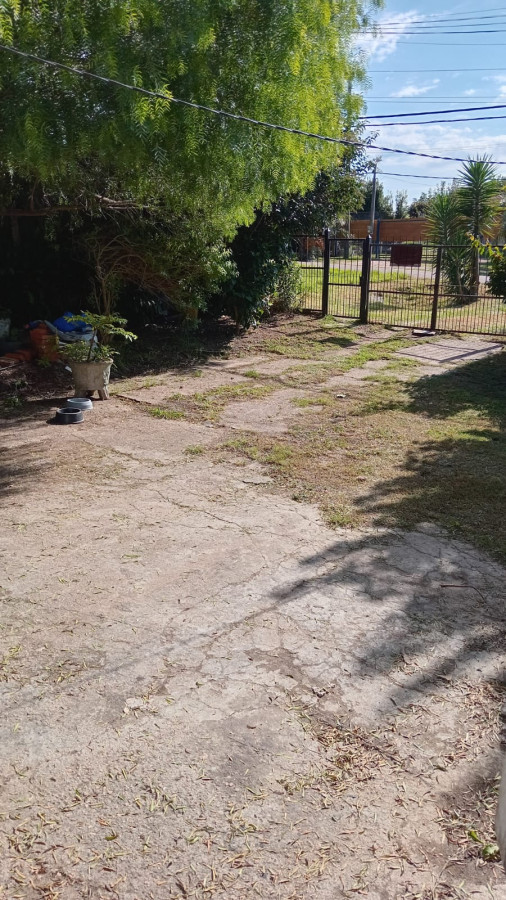 Casa ID.4809 - Venta Casa 2 Dormitorios Villa García con jardin y cochera