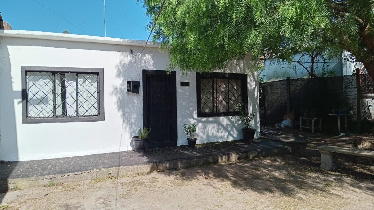 Casa ID.4809 - Venta Casa 2 Dormitorios Villa García con jardin y cochera