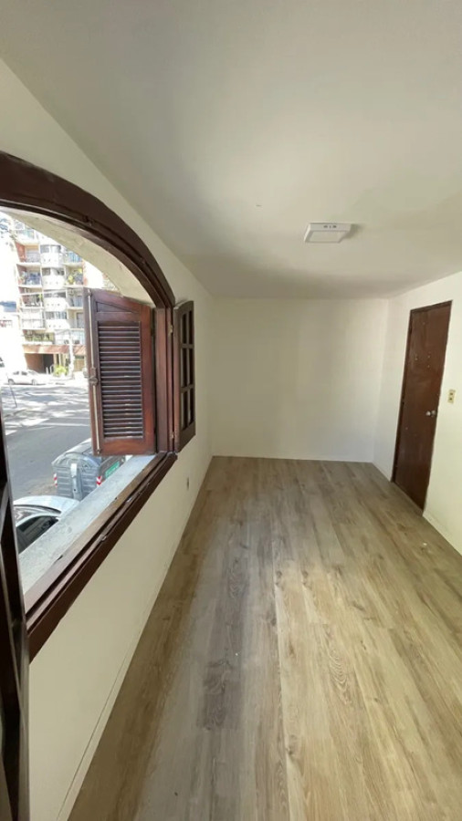 Casa ID.5545 - Venta Casa Reformada 4 Dormitorios Pocitos con Patio y Garaje