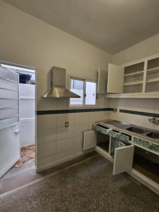Casa ID.6202 - Venta con Renta Casa 2 Dormitorios Buceo con patio y cochera