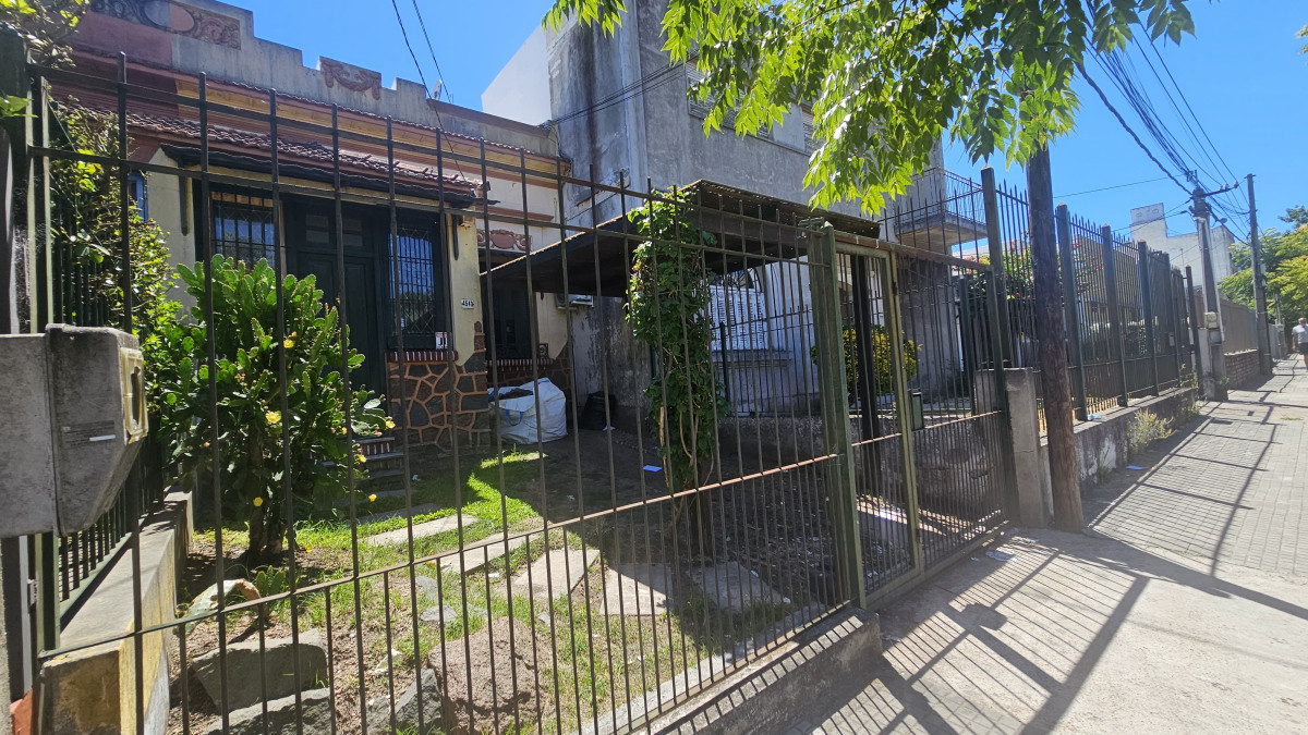 Casa ID.3323 - Venta Casa Sayago sobre Millán 2 Dormitorios Patio y Cochera 