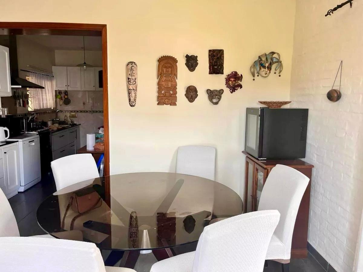 Casa ID.4588 - Venta Casa 5 Dormitorios Malvin con Piscina Barbacoa y Garaje