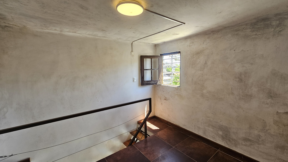 Casa ID.3323 - Venta Casa Sayago sobre Millán 2 Dormitorios Patio y Cochera 