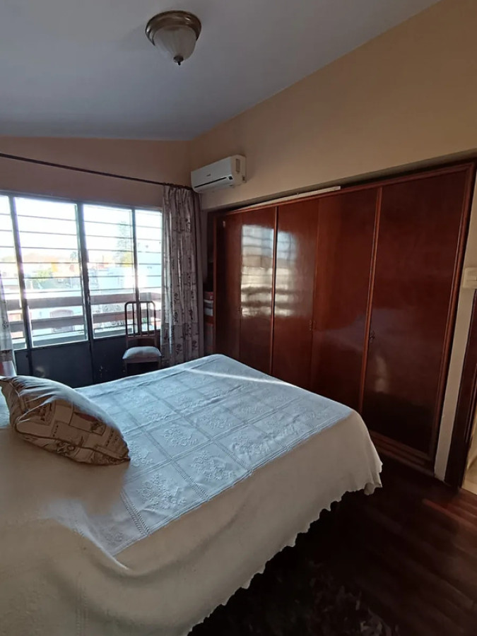 Casa ID.5763 - Venta Gran Casa Padron Unico 5 Dormitorios Cochera y Terraza