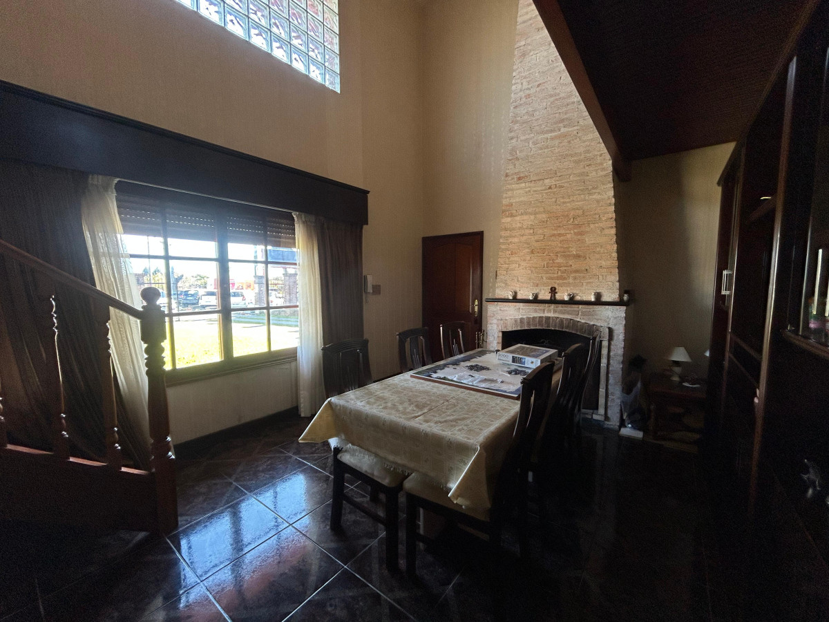 Casa ID.4896 - Venta Gran Casa 4 Dormitorios con Galpón y Piscina Colón