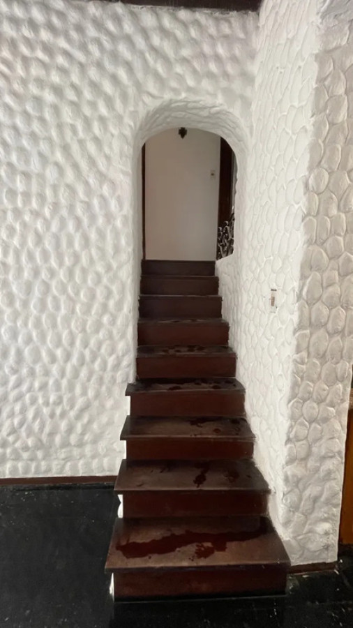 Casa ID.5545 - Venta Casa Reformada 4 Dormitorios Pocitos con Patio y Garaje