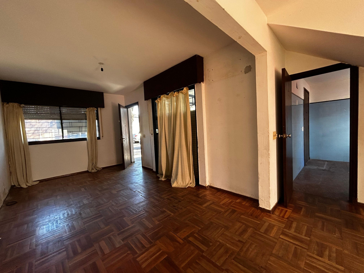 Casa ID.5254 - Venta Casa a Reciclar 3 Dormitorios Pocitos con Cochera