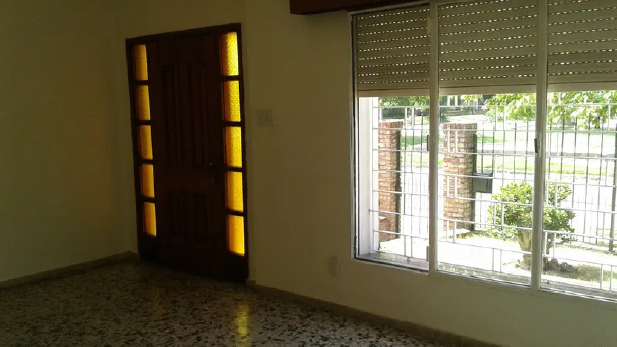 Casa ID.5885 - Alquiler Casa 2 Dormitorio Buceo con patio con parrillero