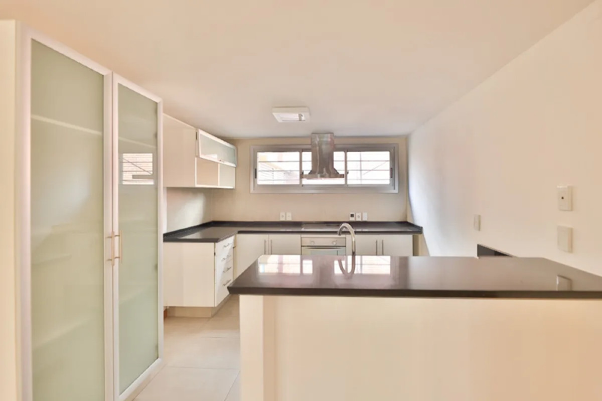 Casa ID.4673 - Venta Excelente Casa 4 Dormitorios Pocitos Garaje y Jardin