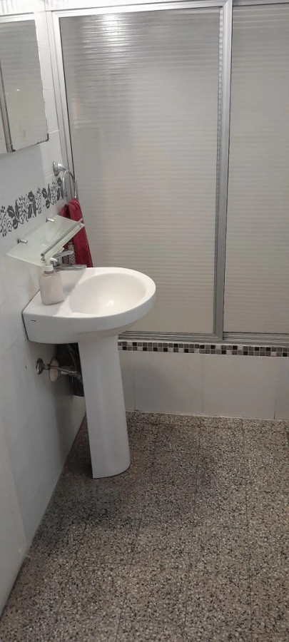 Casa ID.5639 - Venta Casa 2 Dormitorios La Comercial con terraza y garaje