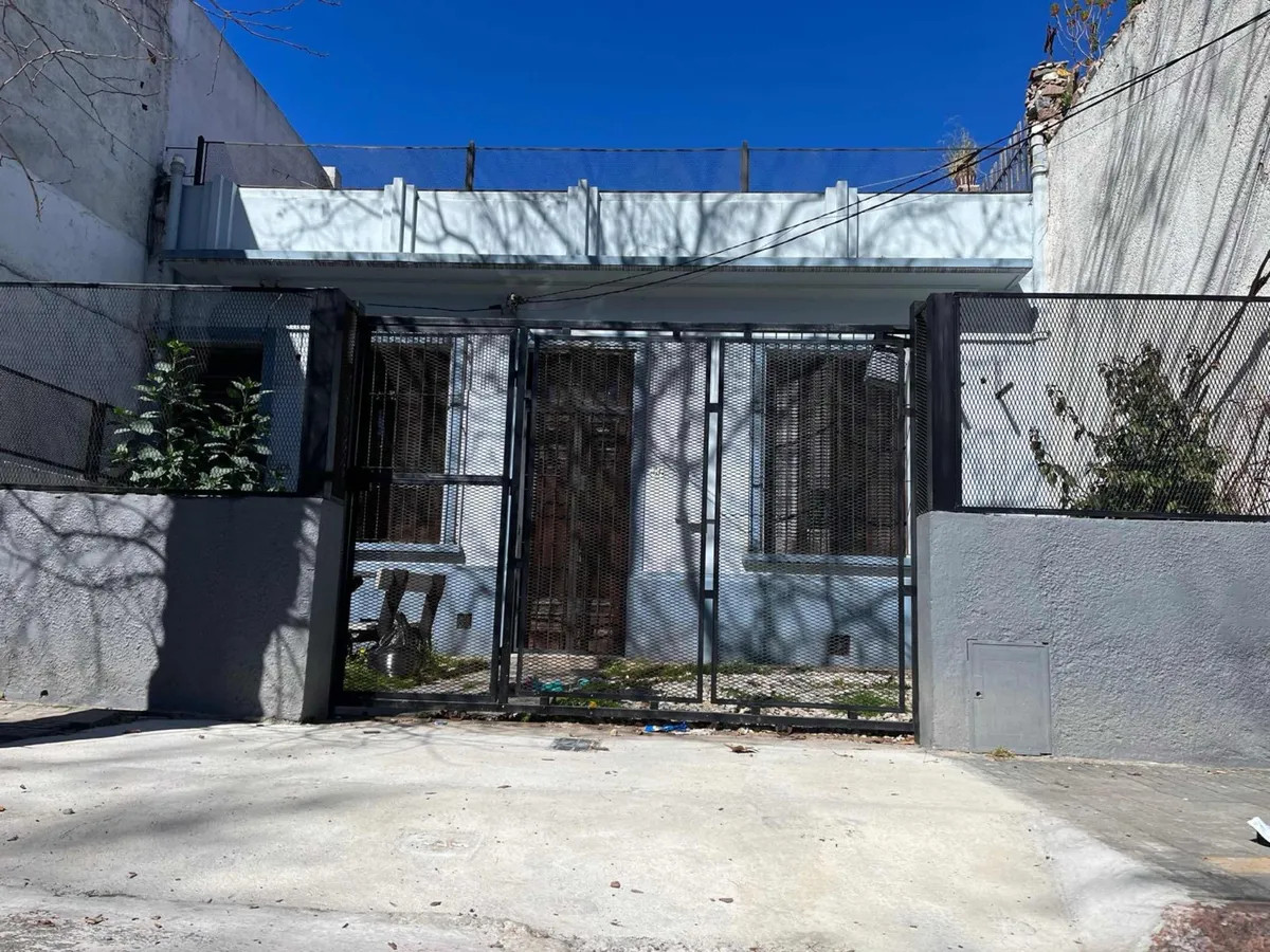 Casa ID.5232 - Venta con renta Casa 4 Dormitorios Cordon con patio y garaje