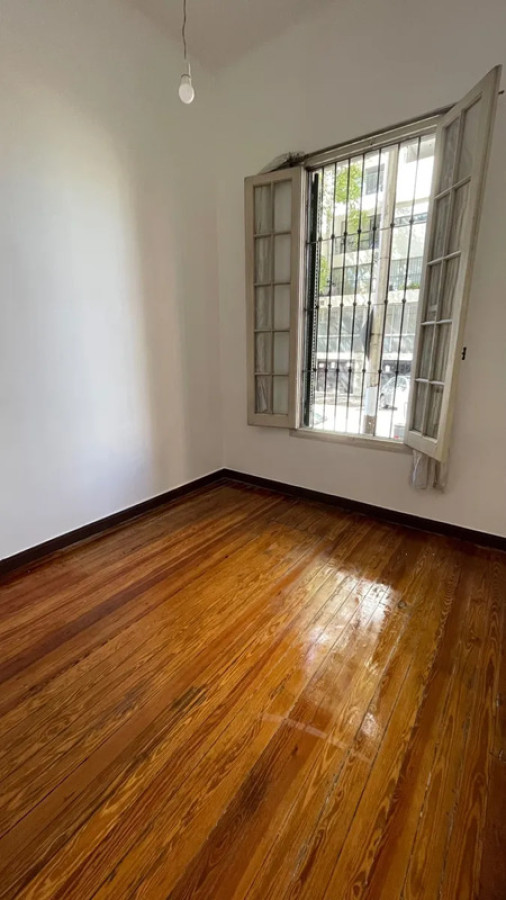 Casa ID.5545 - Venta Casa Reformada 4 Dormitorios Pocitos con Patio y Garaje