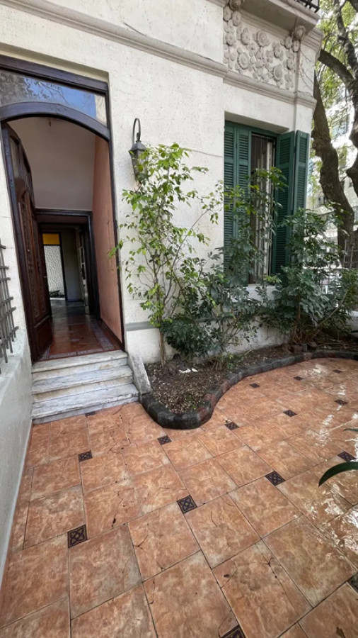 Casa ID.5545 - Venta Casa Reformada 4 Dormitorios Pocitos con Patio y Garaje