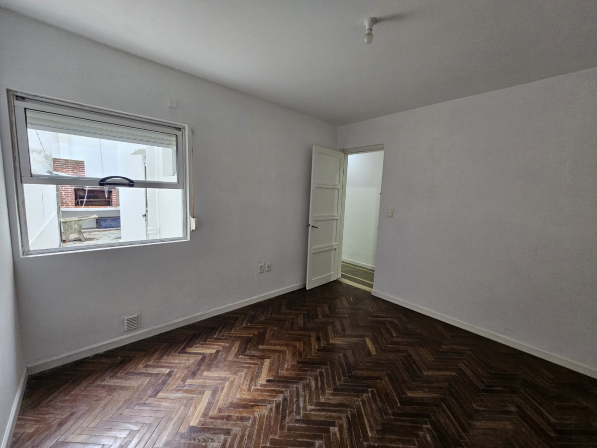 Casa ID.6202 - Venta con Renta Casa 2 Dormitorios Buceo con patio y cochera
