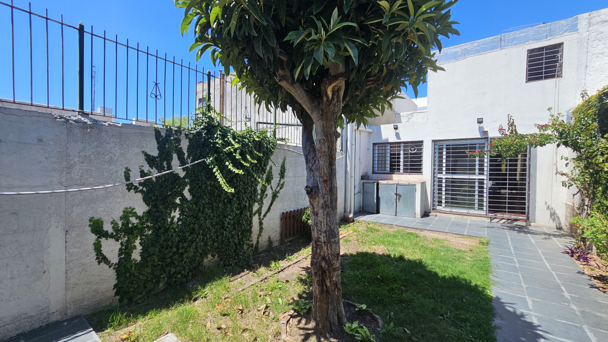 Casa ID.3323 - Venta Casa Sayago sobre Millán 2 Dormitorios Patio y Cochera 