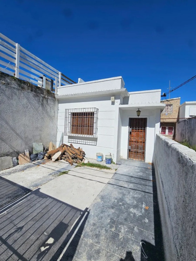 Casa ID.5631 - Alquiler Casa 2 Dormitorios Buceo con patio y cochera