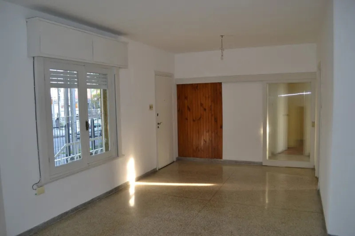 Casa ID.5934 - Alquiler Casa 2 Dormitorios Malvin con patio y cochera