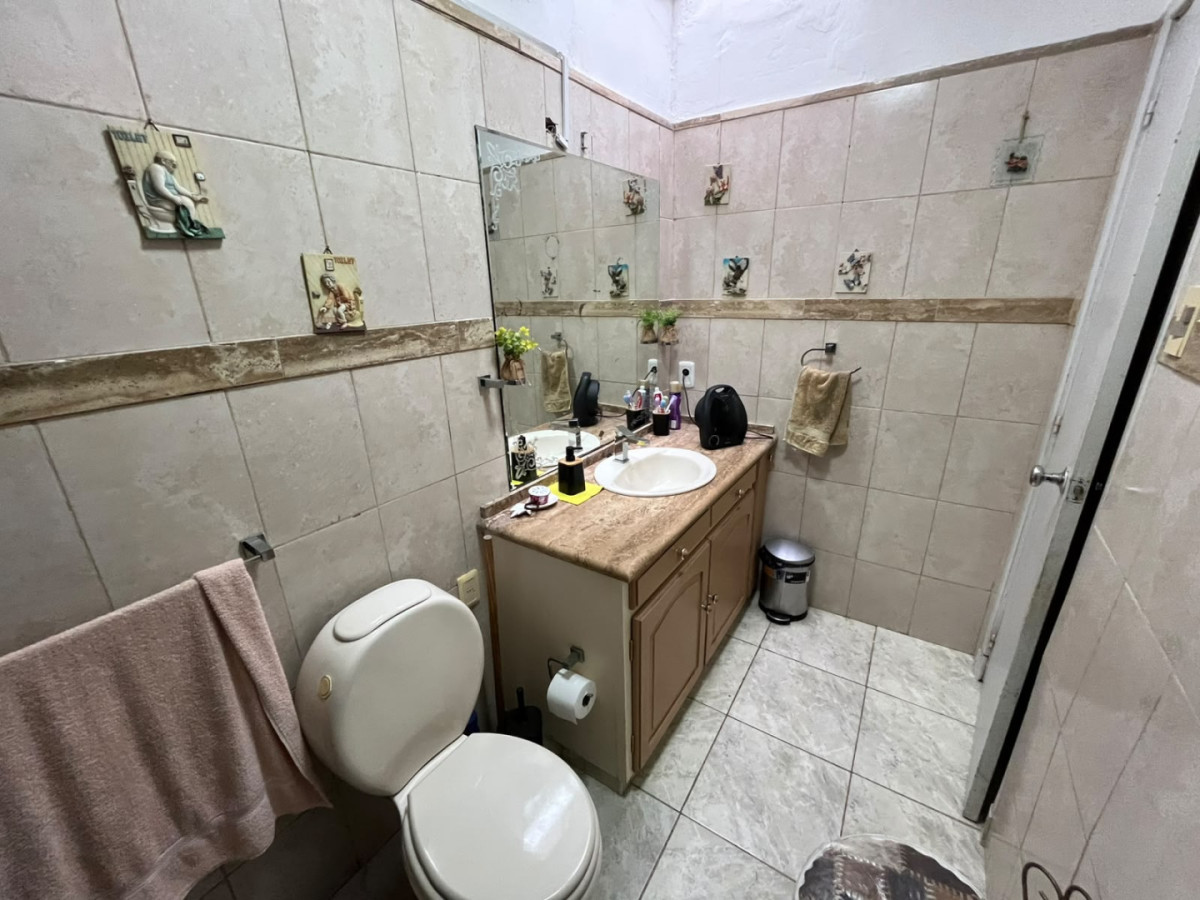 Casa ID.6657 - Venta Casa 4 Dormitorios La Blanqueada con patio y cochera
