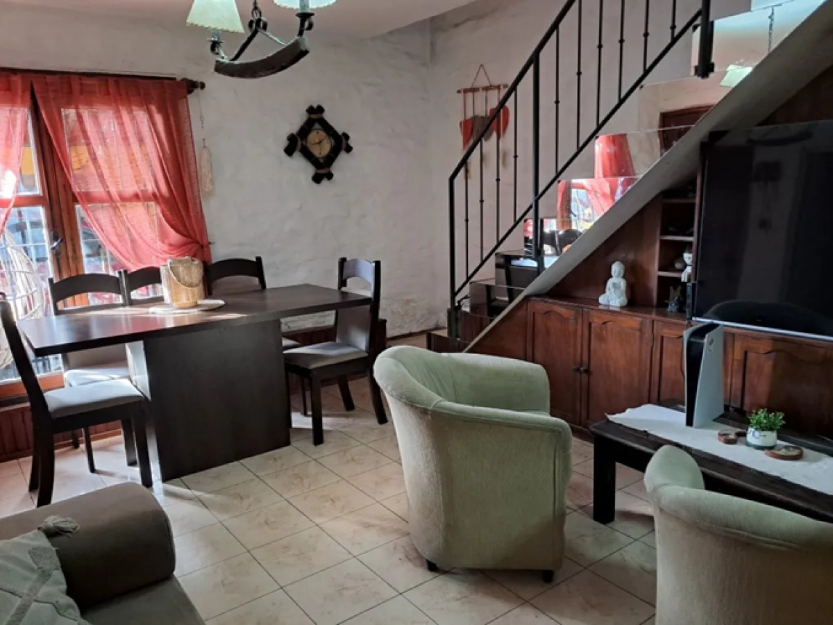 Casa ID.5041 - Venta Casa Duplex 2 Dormitorios Reducto con Barbacoa