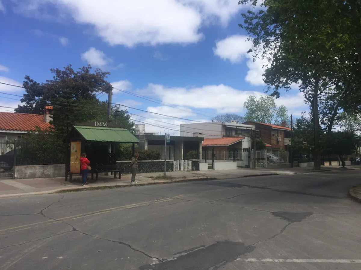 Casa ID.5265 - Venta Terreno con Casa a Reciclar Malvin Sur Inversion