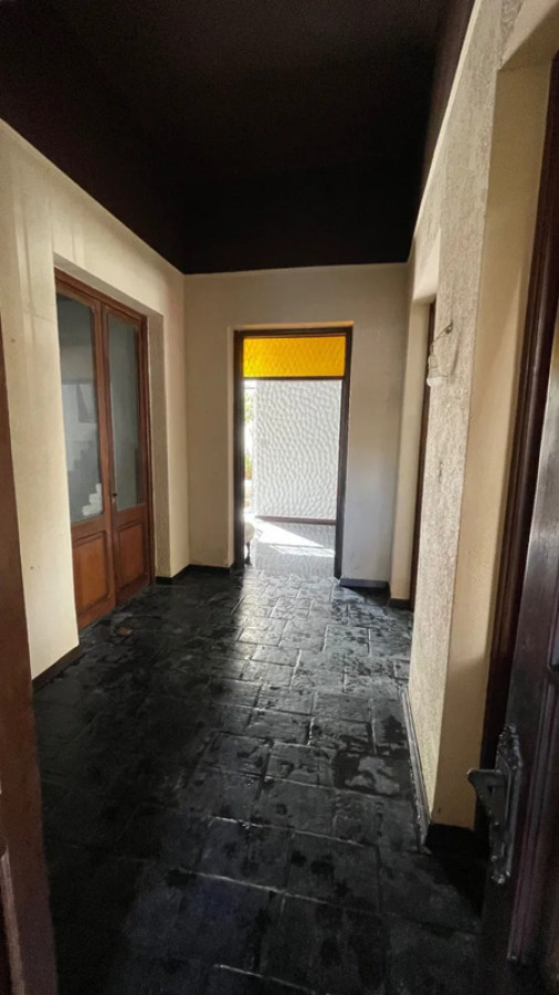 Casa ID.5545 - Venta Casa Reformada 4 Dormitorios Pocitos con Patio y Garaje