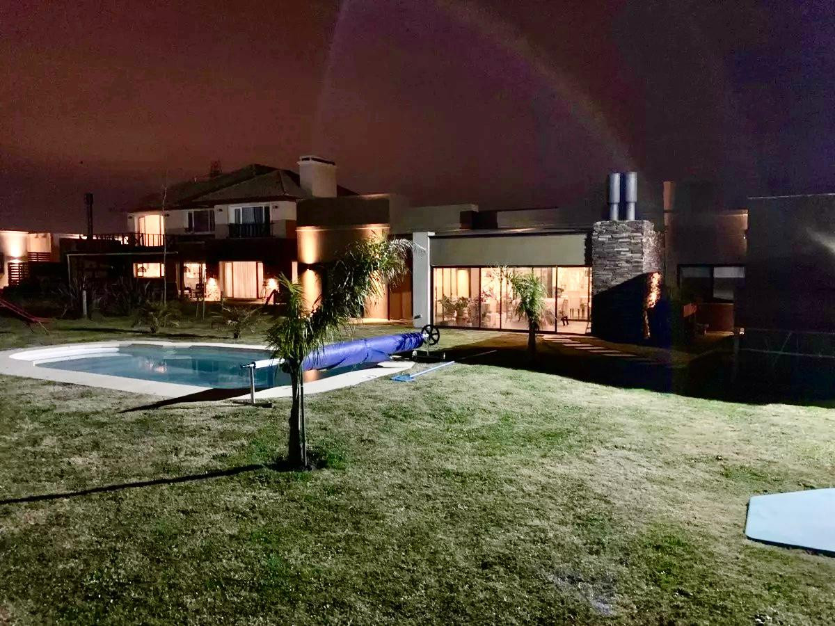 Casa ID.3972 - Venta Casa 4 Dormitorios Barrio Privado La Tahona con Piscina