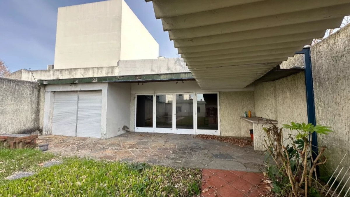 Casa ID.3577 - Venta Casa 4 Dormitorios Buceo Patio Piscina Cochera 