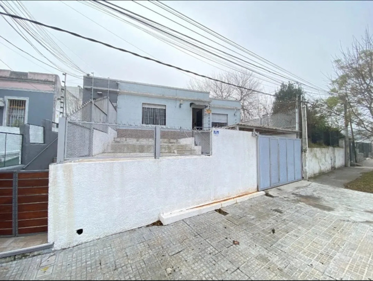 Casa ID.5692 - Venta Casa PH 2 Dormitorios Buceo con Patio y Cochera