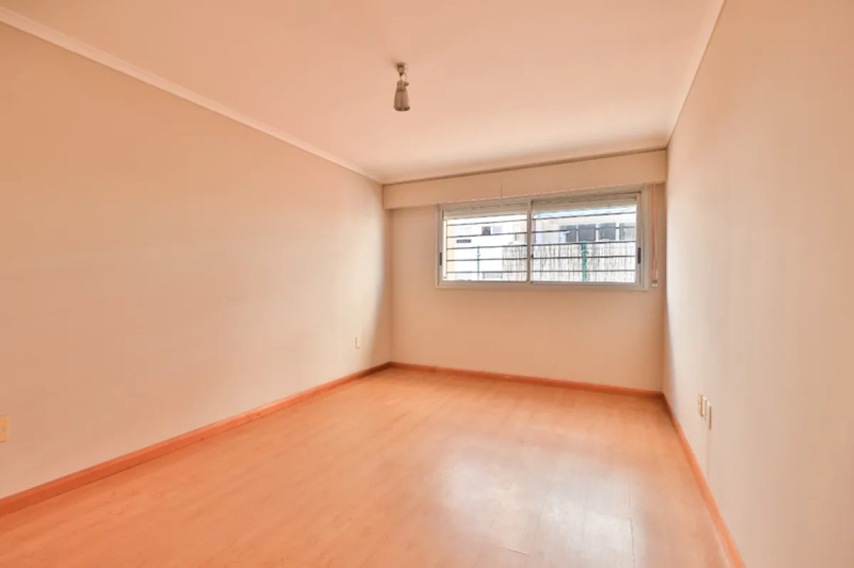 Casa ID.4673 - Venta Excelente Casa 4 Dormitorios Pocitos Garaje y Jardin