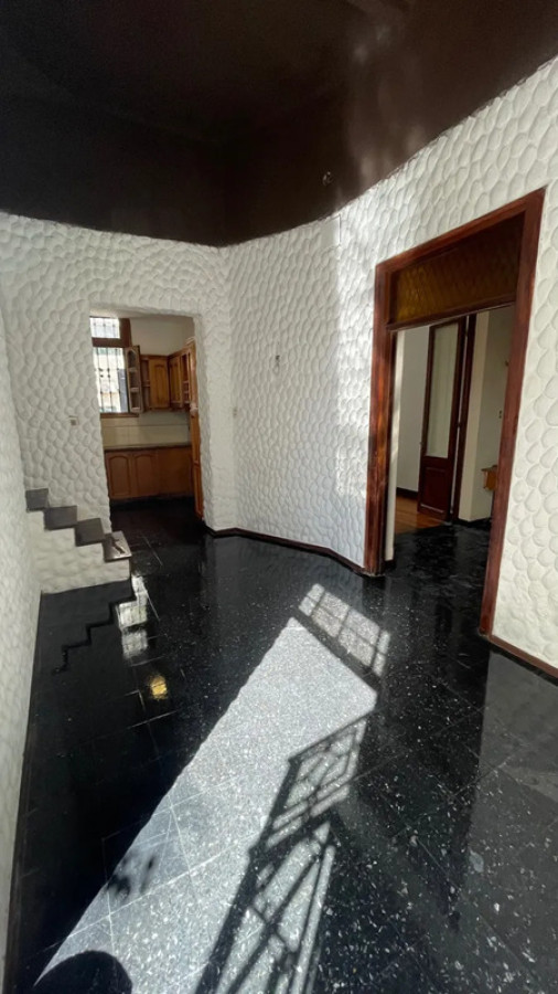 Casa ID.5545 - Venta Casa Reformada 4 Dormitorios Pocitos con Patio y Garaje