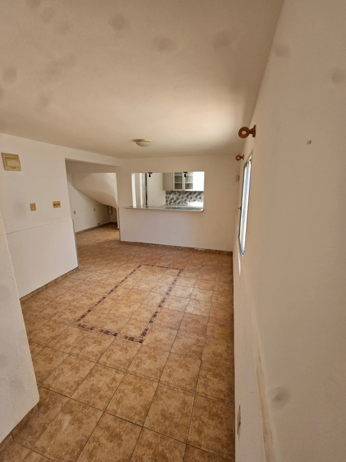 Casa ID.5631 - Alquiler Casa 2 Dormitorios Buceo con patio y cochera