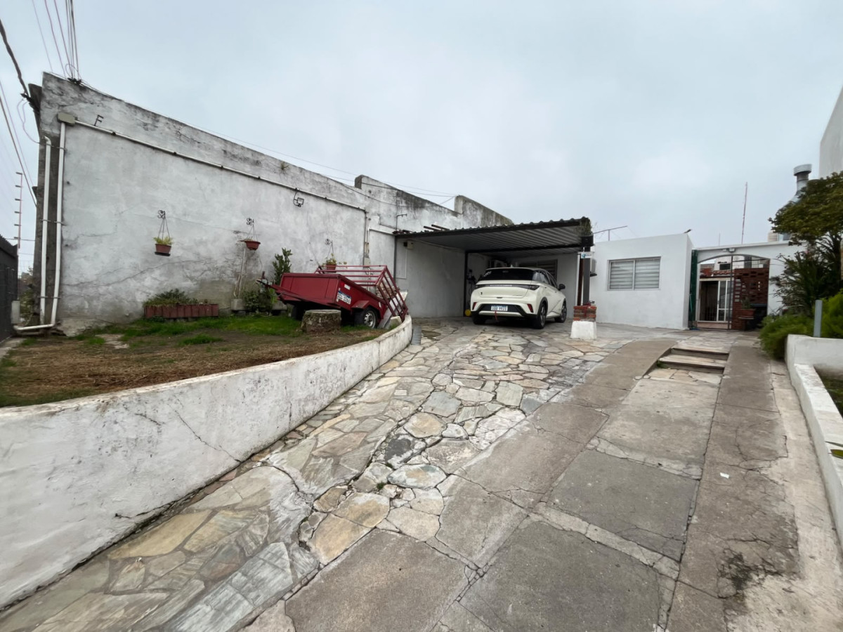 Casa ID.6657 - Venta Casa 4 Dormitorios La Blanqueada con patio y cochera