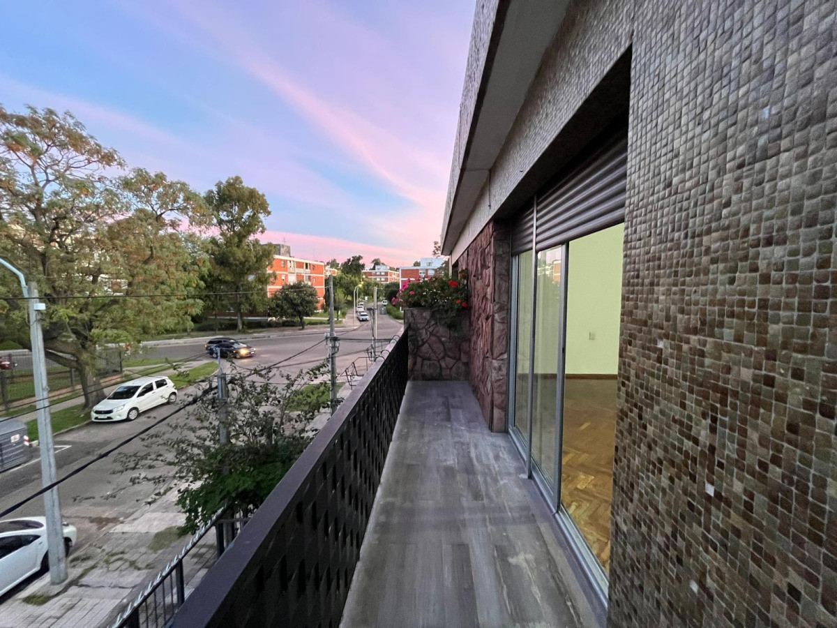 Casa ID.5345 - Venta Casa de Altos 2 Dormitorios Buceo con Balcon y Azotea