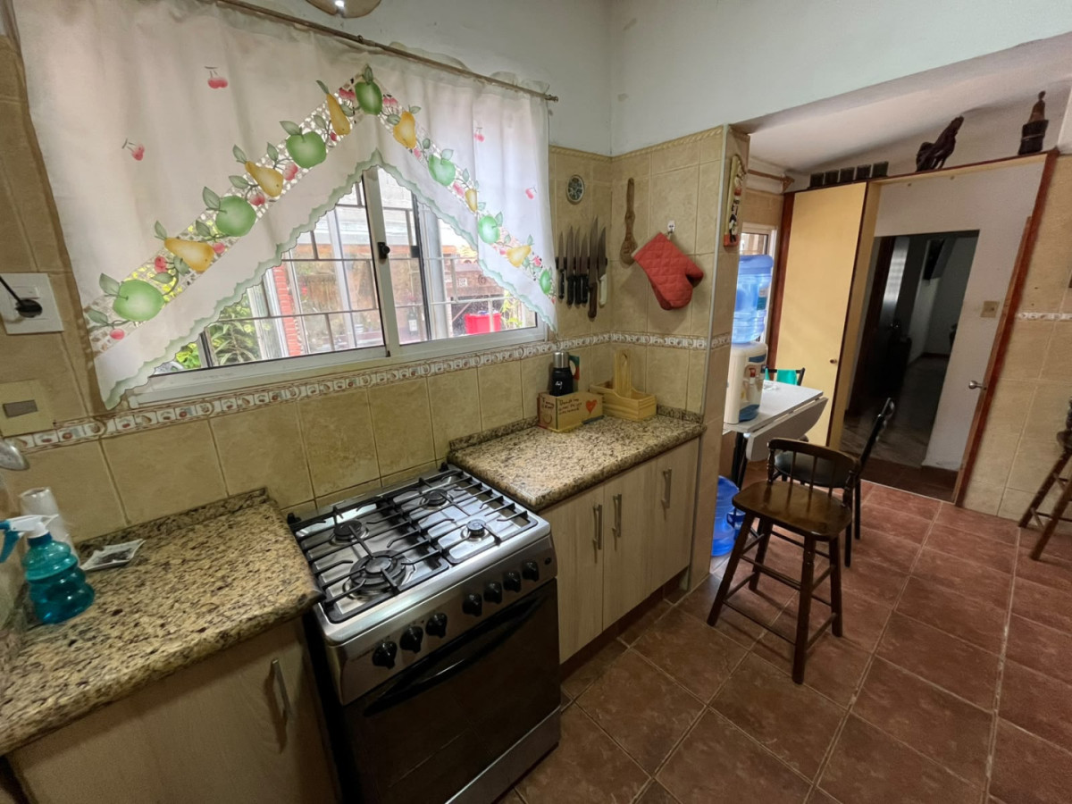 Casa ID.6657 - Venta Casa 4 Dormitorios La Blanqueada con patio y cochera