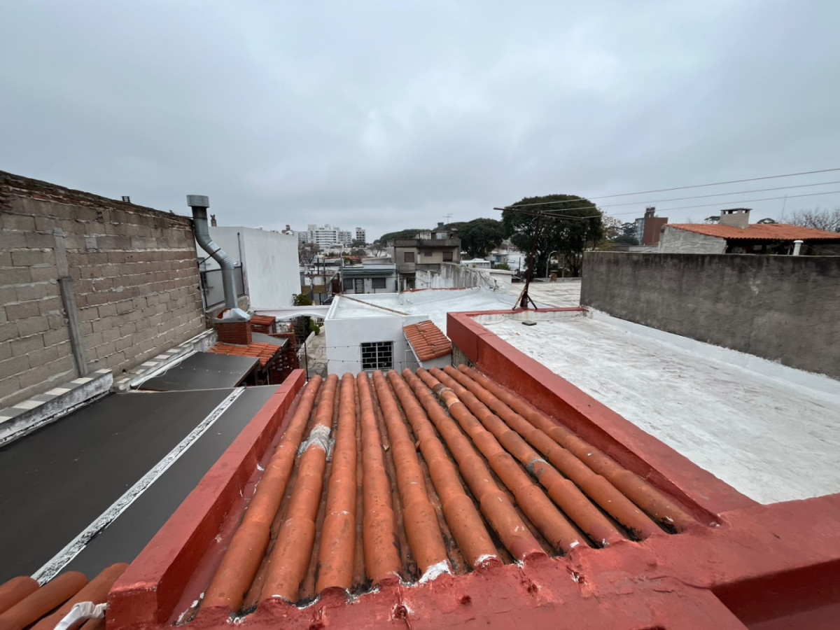 Casa ID.6657 - Venta Casa 4 Dormitorios La Blanqueada con patio y cochera