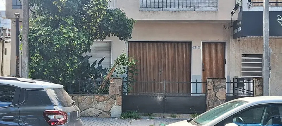 Casa ID.6452 - Alquiler Casa  4 Dormitorios Buceo con azotea y cochera 