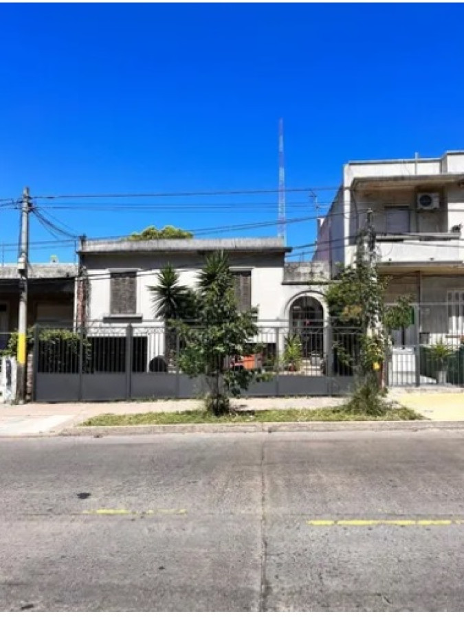 Casa ID.1191 - Terreno con 2 Casas y Galpón. Venta. 3 Dormitorios. Brazo Oriental. Patio con Parrillero