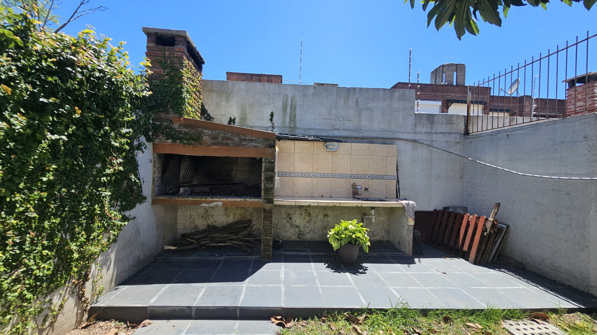 Casa ID.3323 - Venta Casa Sayago sobre Millán 2 Dormitorios Patio y Cochera 