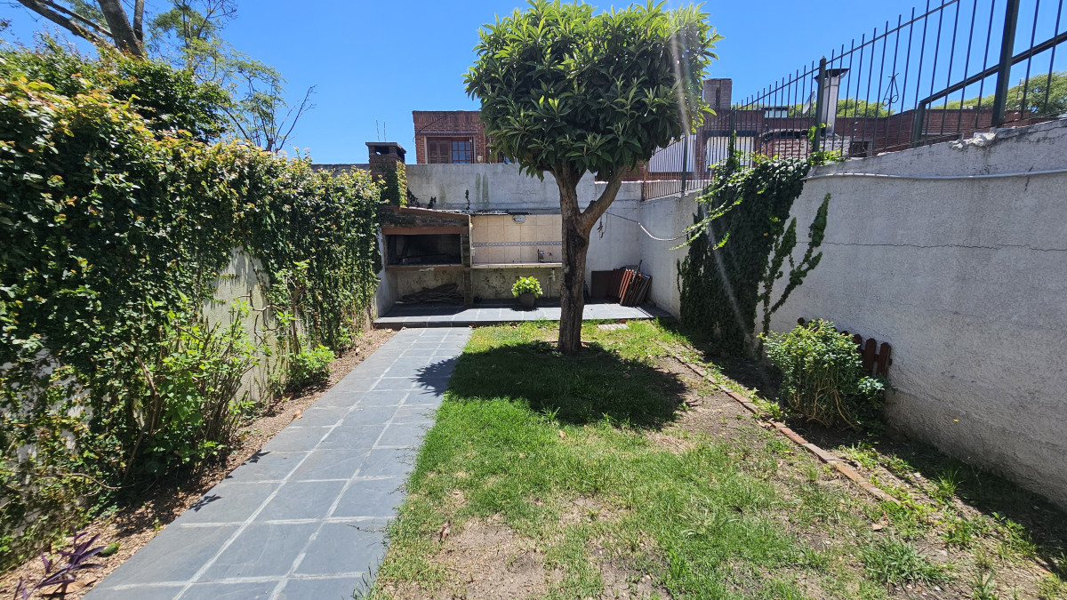 Casa ID.3323 - Venta Casa Sayago sobre Millán 2 Dormitorios Patio y Cochera 