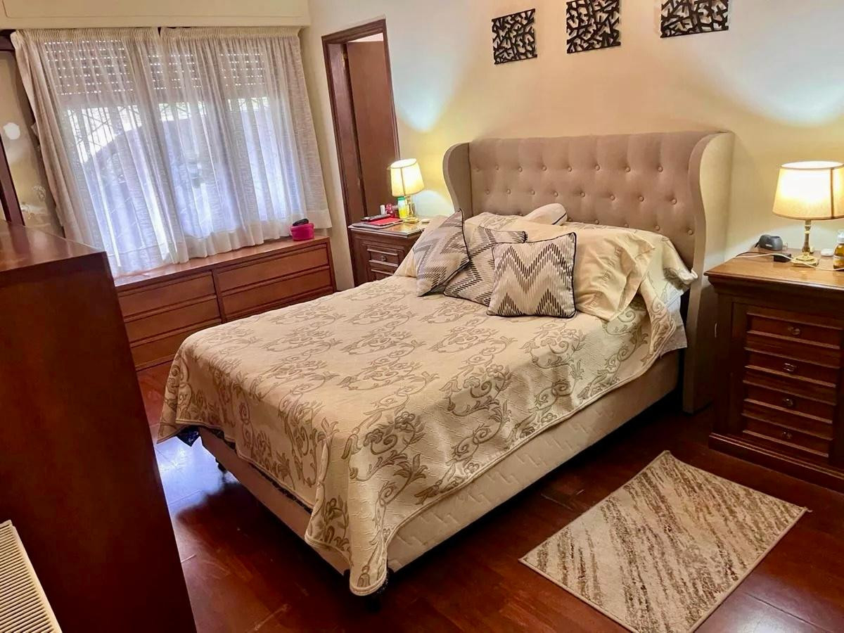 Casa ID.4588 - Venta Casa 5 Dormitorios Malvin con Piscina Barbacoa y Garaje