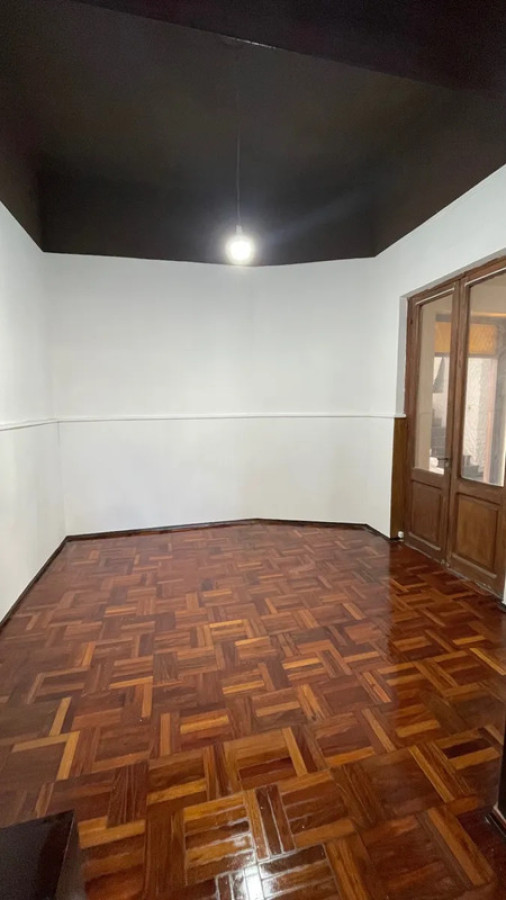 Casa ID.5545 - Venta Casa Reformada 4 Dormitorios Pocitos con Patio y Garaje