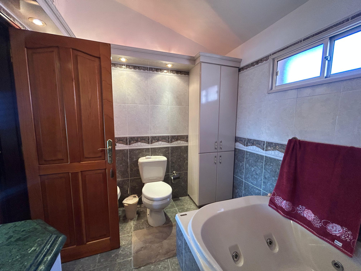 Casa ID.4896 - Venta Gran Casa 4 Dormitorios con Galpón y Piscina Colón