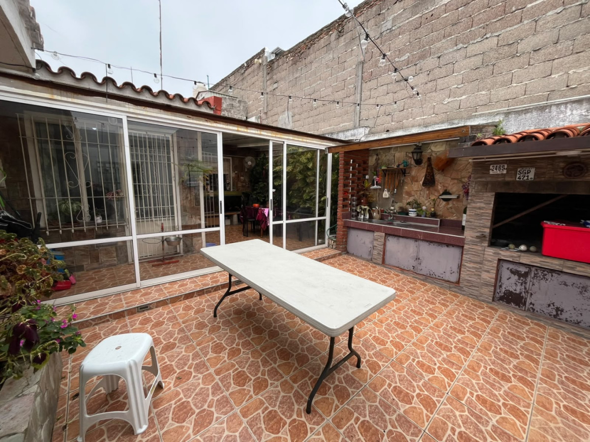 Casa ID.6657 - Venta Casa 4 Dormitorios La Blanqueada con patio y cochera