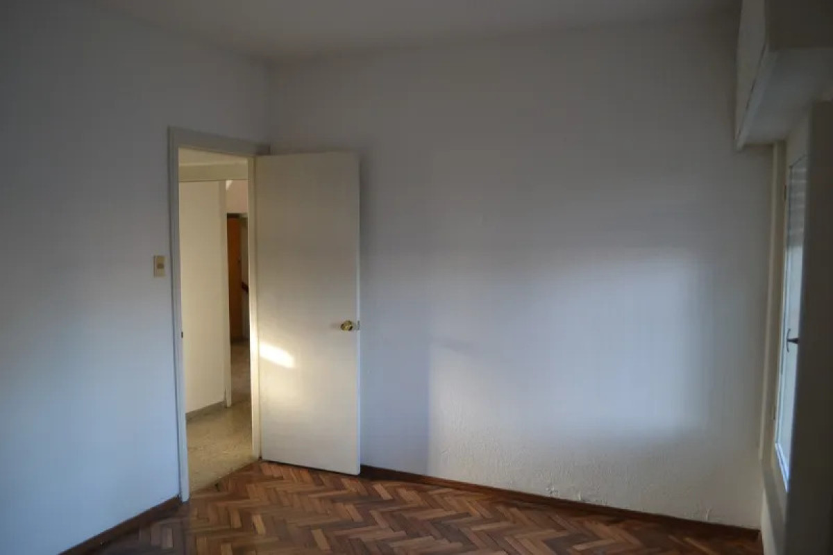 Casa ID.5934 - Alquiler Casa 2 Dormitorios Malvin con patio y cochera