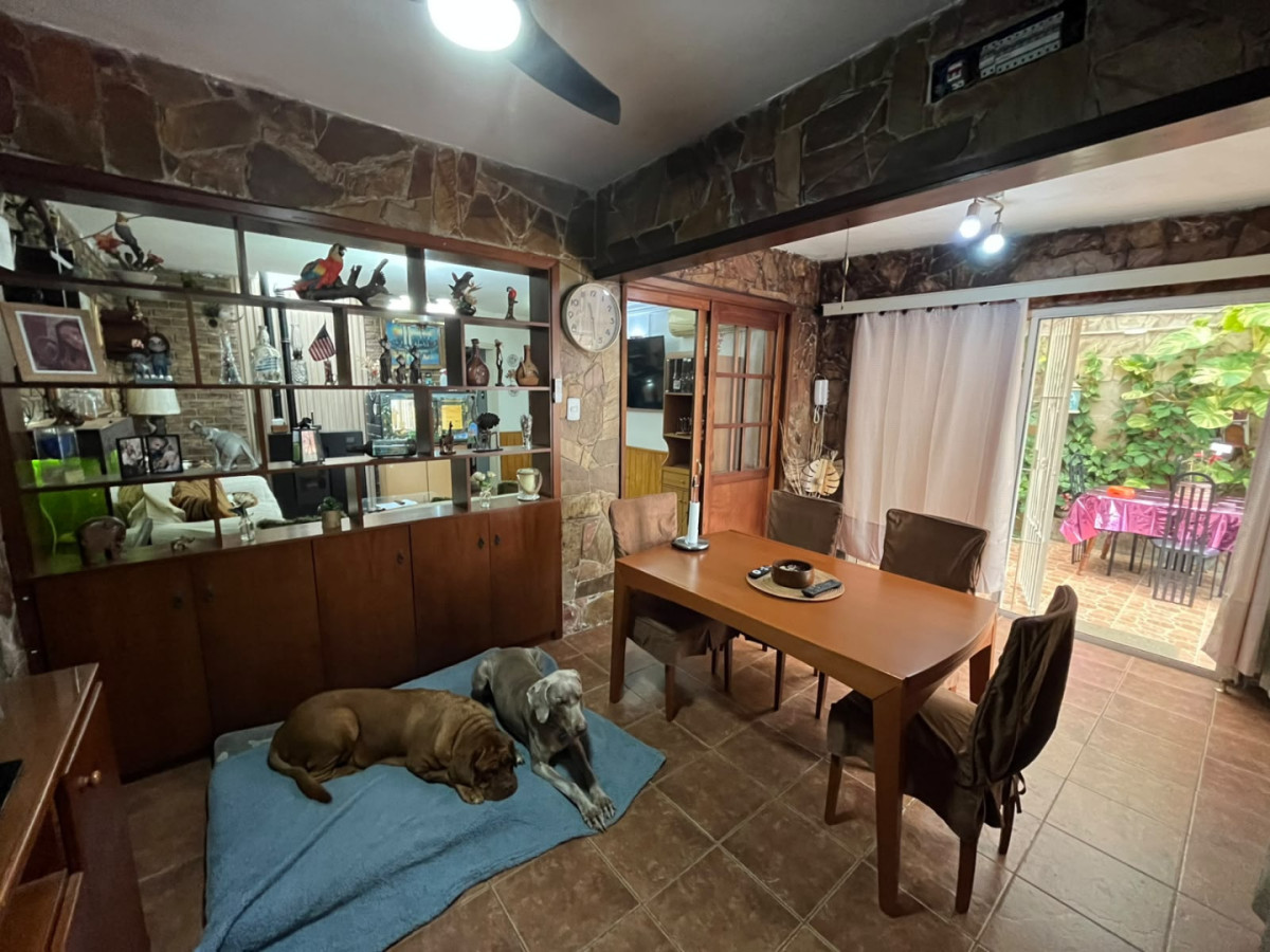 Casa ID.6657 - Venta Casa 4 Dormitorios La Blanqueada con patio y cochera