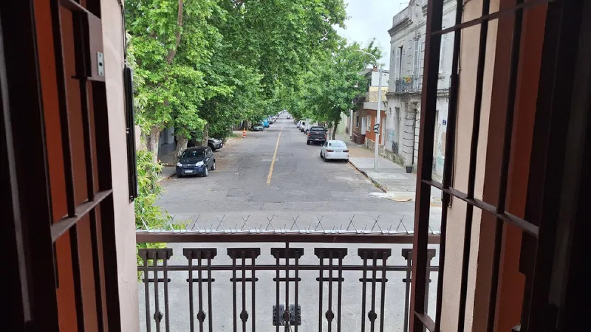 Casa ID.5676 - Venta Casa 3 Dormitorios La Comercial con patio y cochera